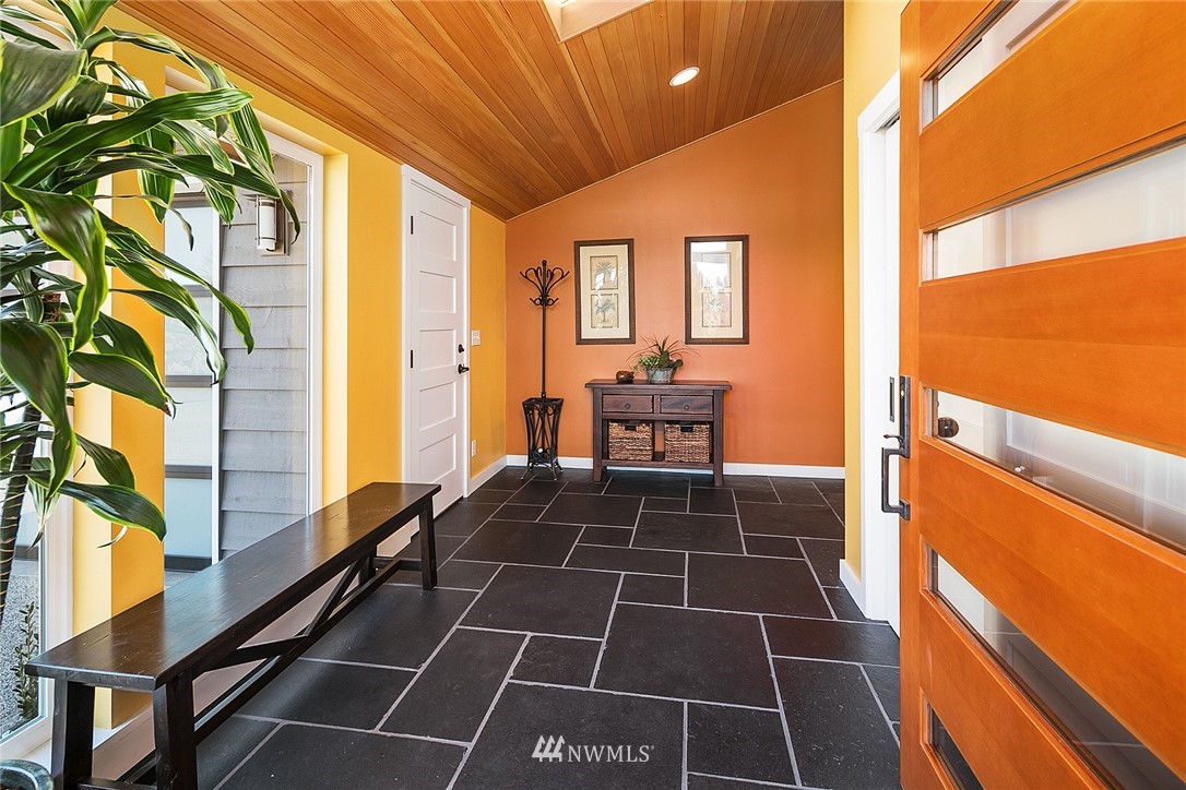 8636 Fauntlee Crest Southwest Seattle, WA 98136 - Photo 4 of 25