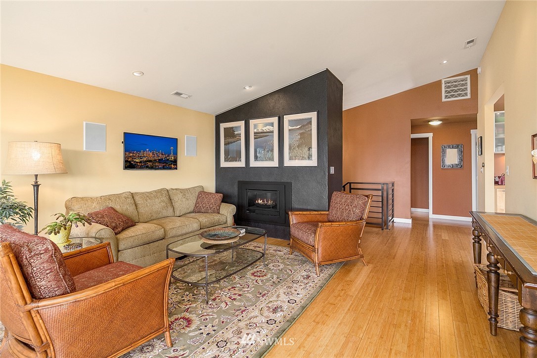 8636 Fauntlee Crest Southwest Seattle, WA 98136 - Photo 5 of 25