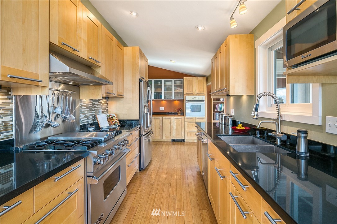 8636 Fauntlee Crest Southwest Seattle, WA 98136 - Photo 9 of 25