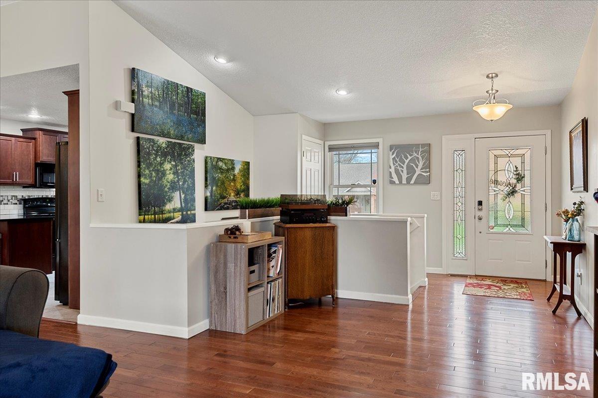 809 Cherokee Drive Springfield, IL 62711 - Photo 8 of 48