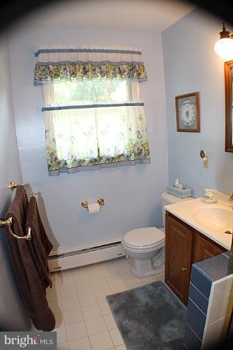 204 Thompson Road Chester, MD 21619 - Photo 2 of 30 a bathroom with a sink a toilet and tub