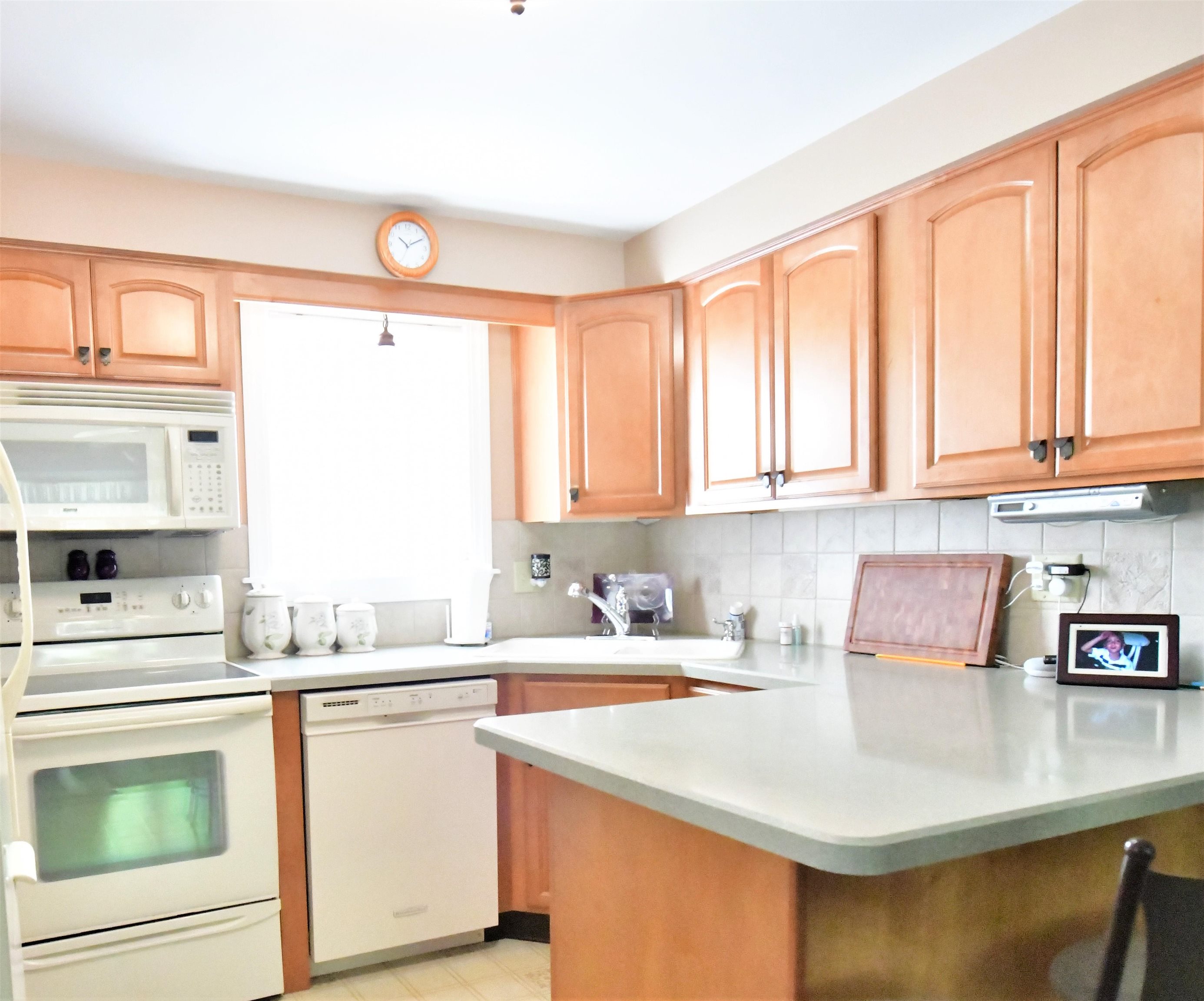 429 Calef Road Manchester, NH 03103 - Photo 4 of 23
