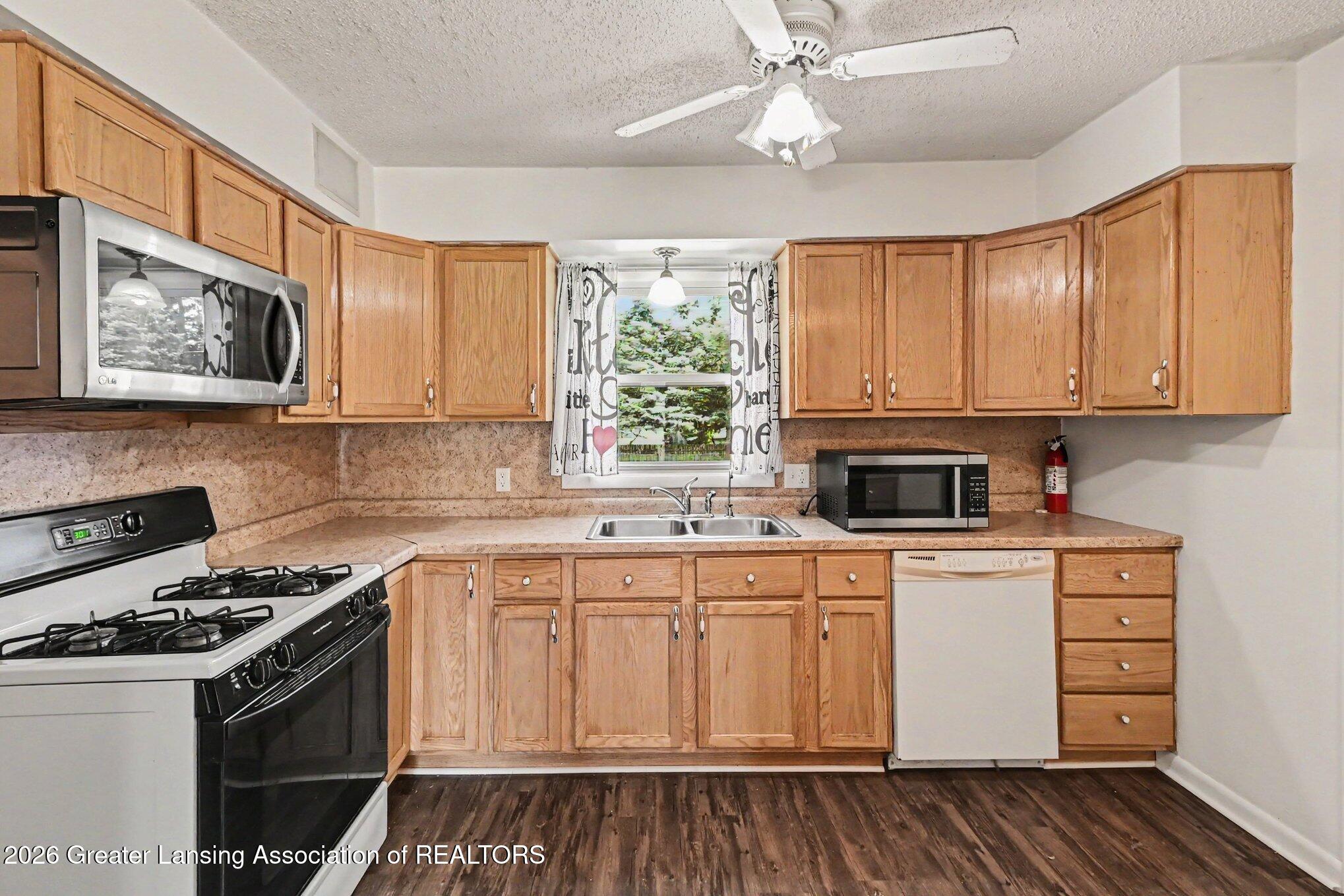 1072 Otto Road Charlotte, MI 48813 - Photo 10 of 27 011_file_1801