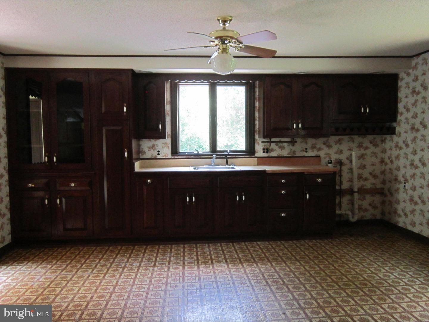 342 Lakedale Road Berlin, NJ 08009 - Photo 3 of 16 Gallery Image 3