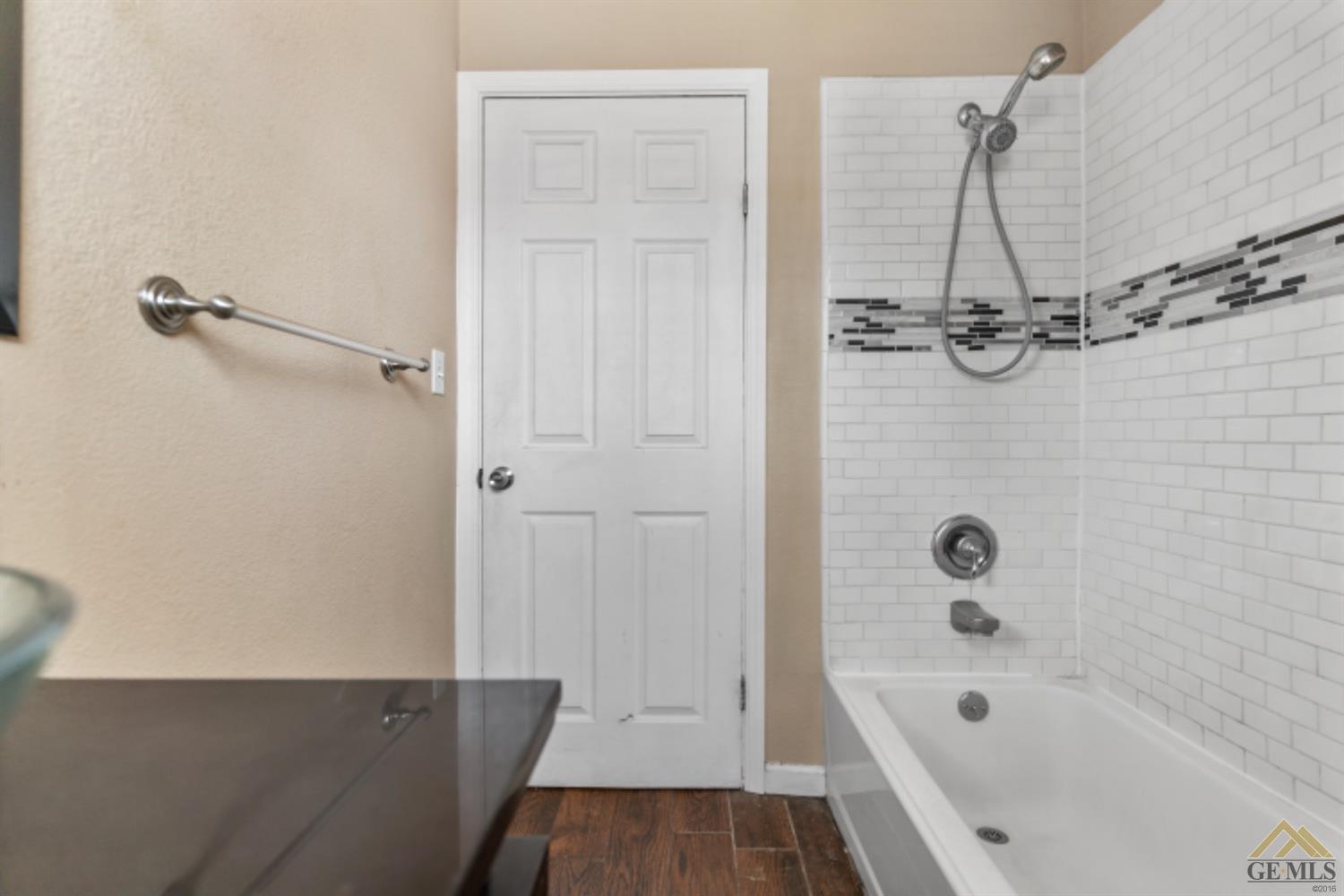 Undisclosed Address Taft, CA 93268 - Photo 13 of 17 a bathroom with a bathtub