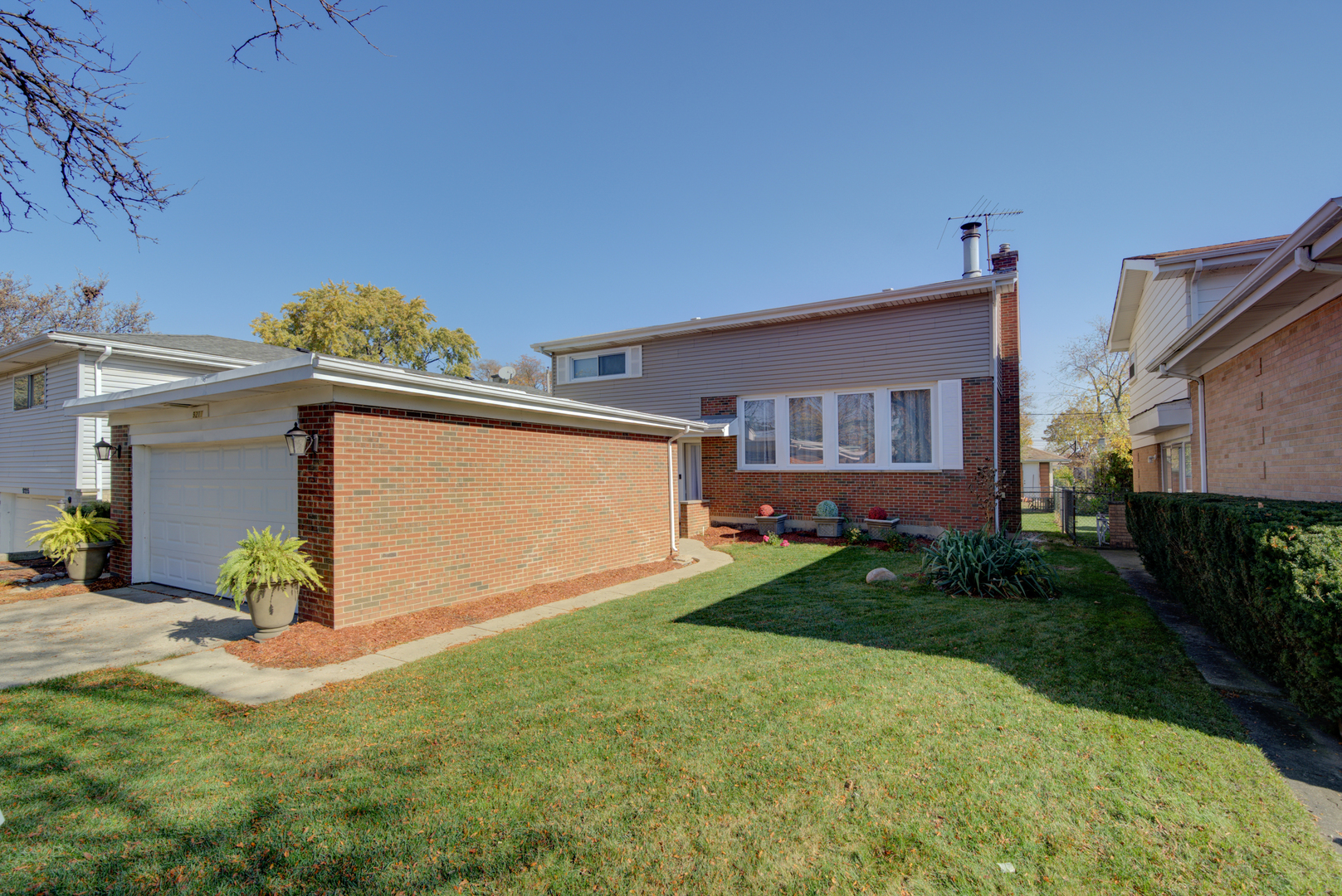 9211 Washington Road Morton Grove, IL 60053 - Photo 2 of 29 a view of a backyard of the house
