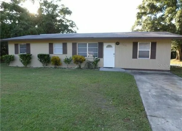 a view of a house with backyard and garden