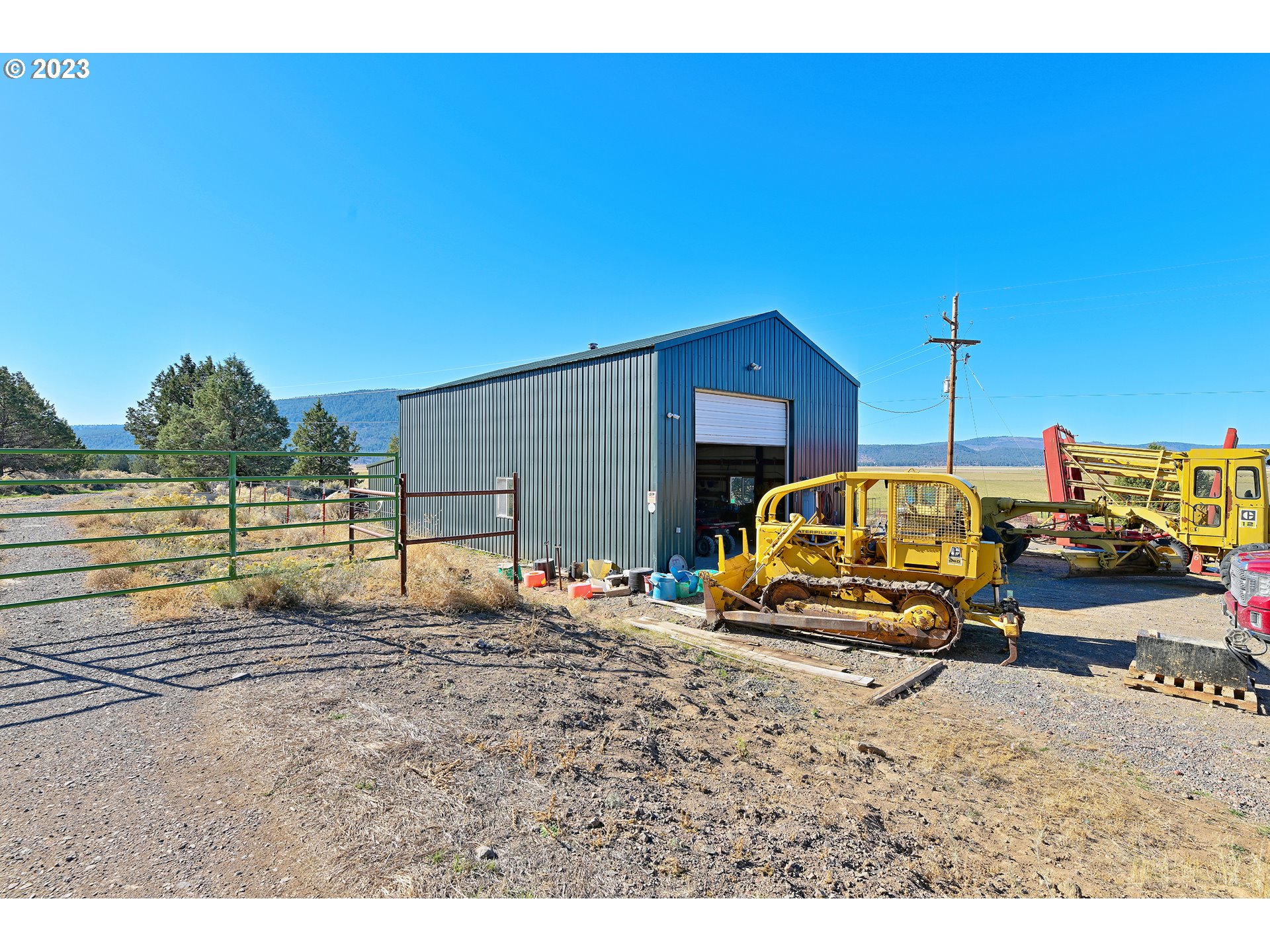 Mitchell Road Dairy, OR 97625 - Photo 17 of 18 a view of a backyard with car parked