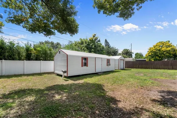 a view of a backyard