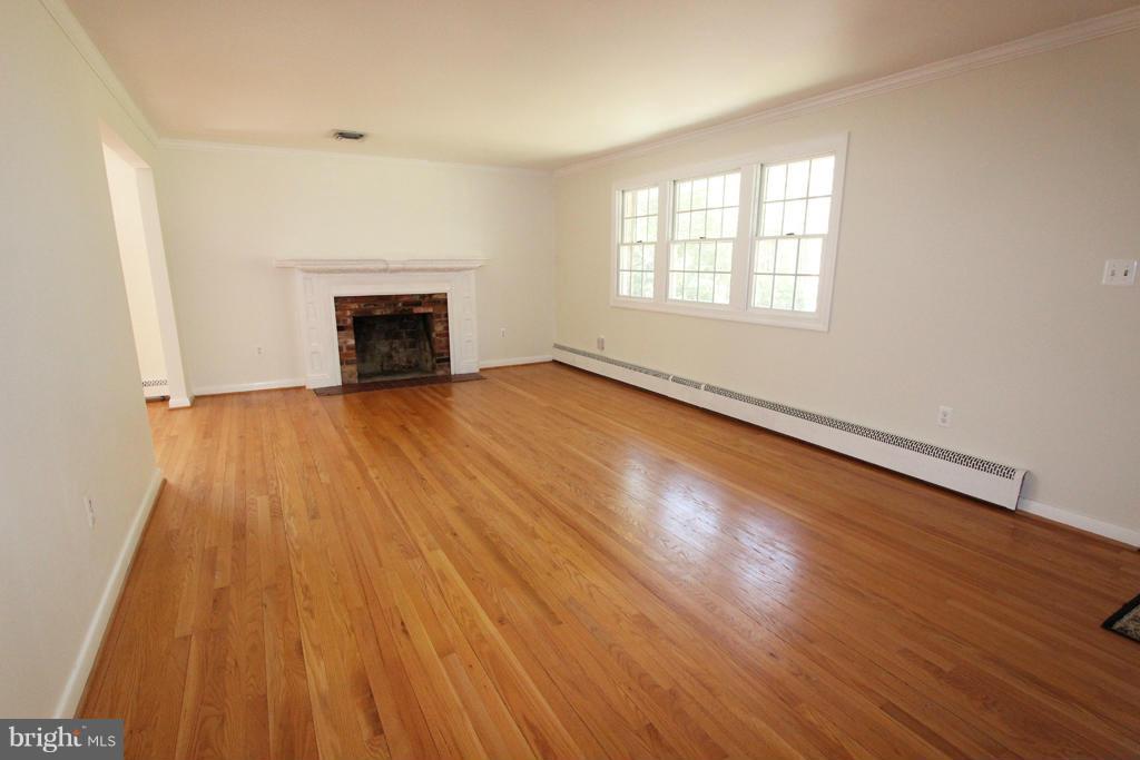 4305 Guinea Road Annandale, VA 22003 - Photo 4 of 29 Living Room