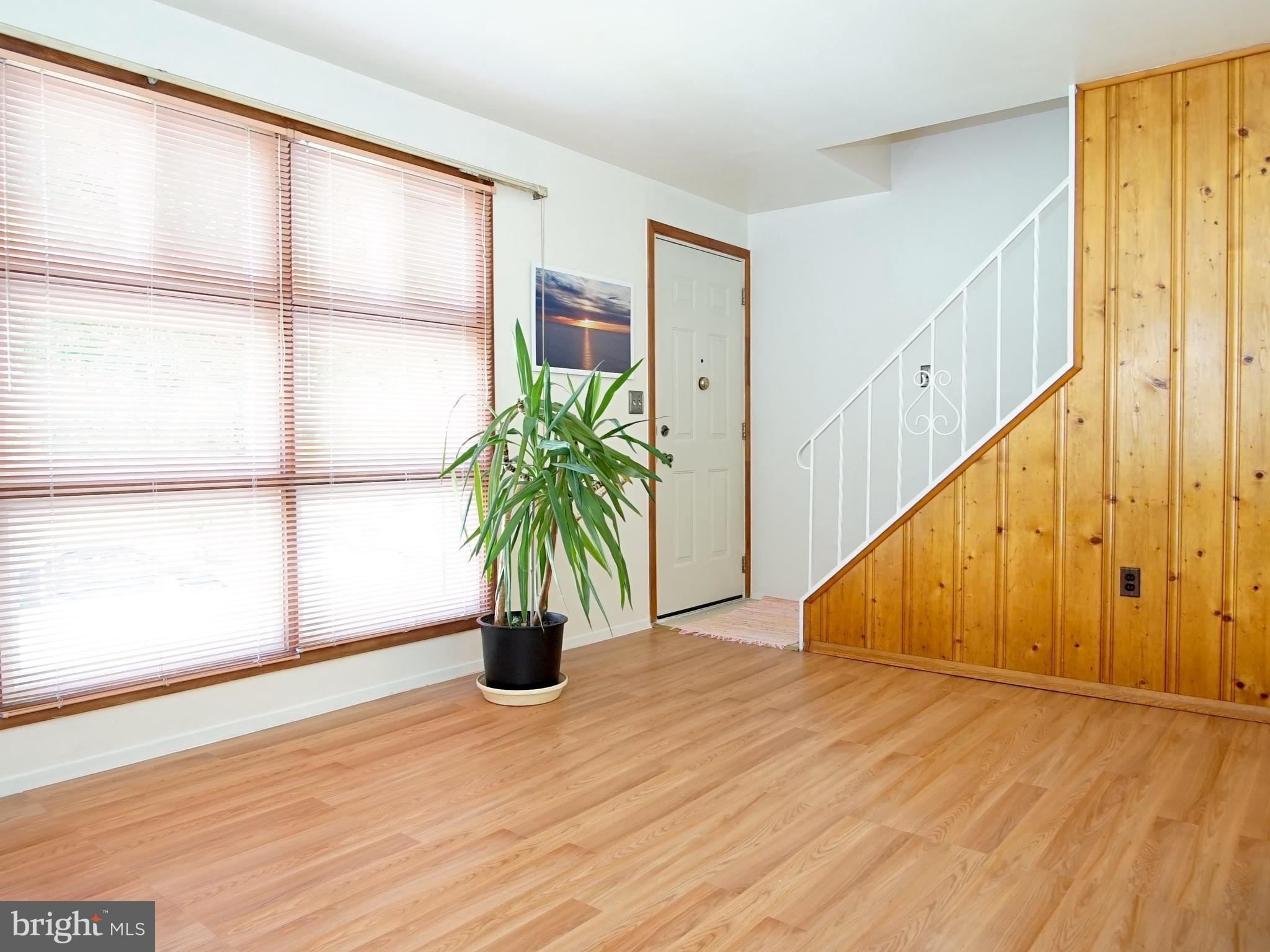821 Cliffedge Road Baltimore, MD 21208 - Photo 4 of 24 Living Room