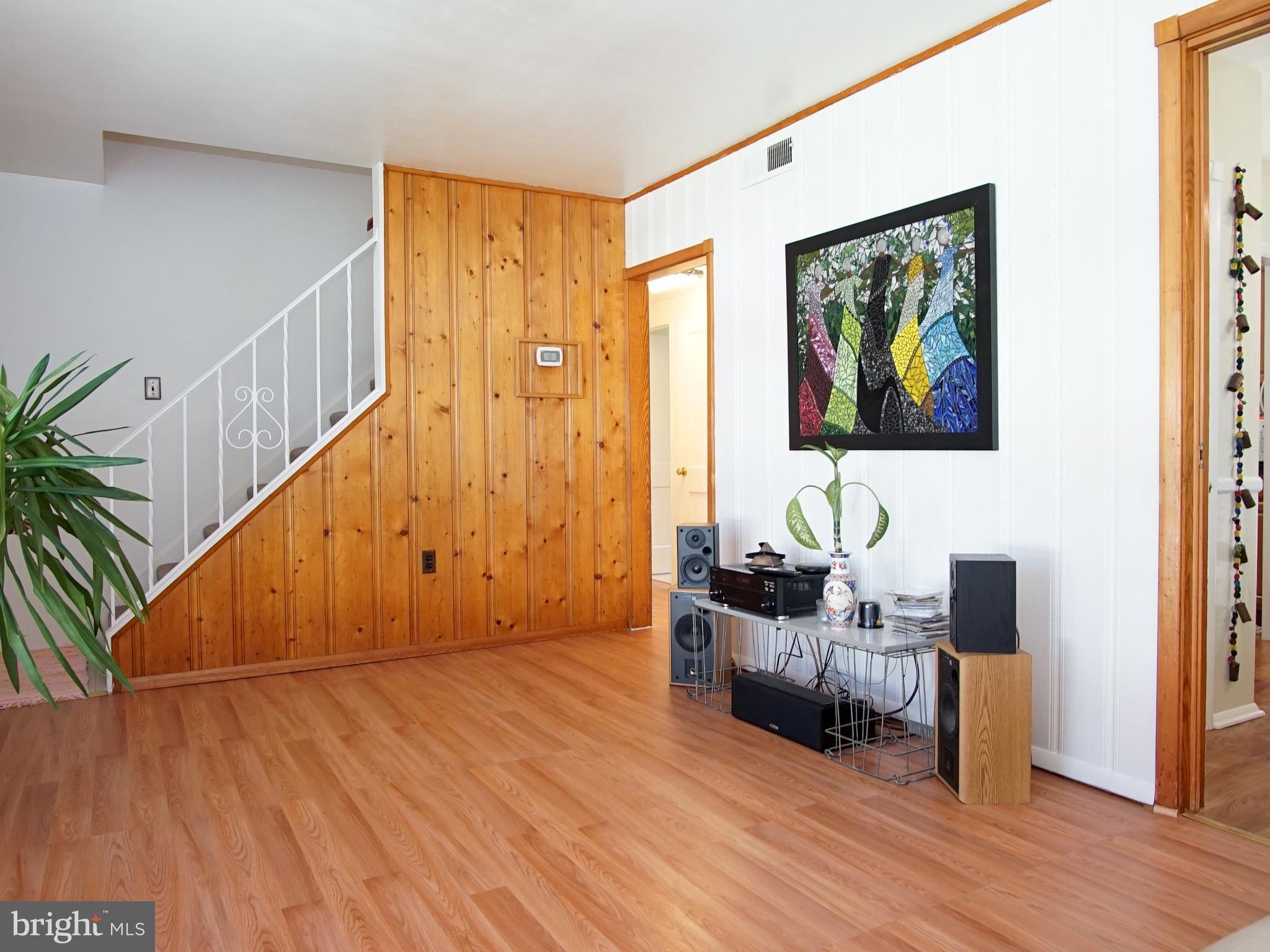 821 Cliffedge Road Baltimore, MD 21208 - Photo 5 of 24 Living Room