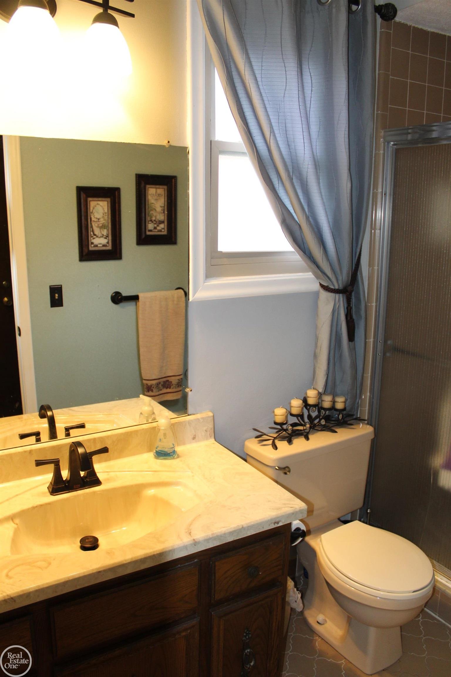 47165 Susan Road Macomb, MI 48044 - Photo 17 of 26 50183137-ed4babad-afb0-4f99-8437-fbba3b18b596.JPG