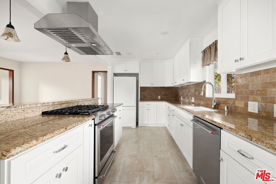 16822 Valerio Street Lake Balboa, CA 91406 - Photo 12 of 37