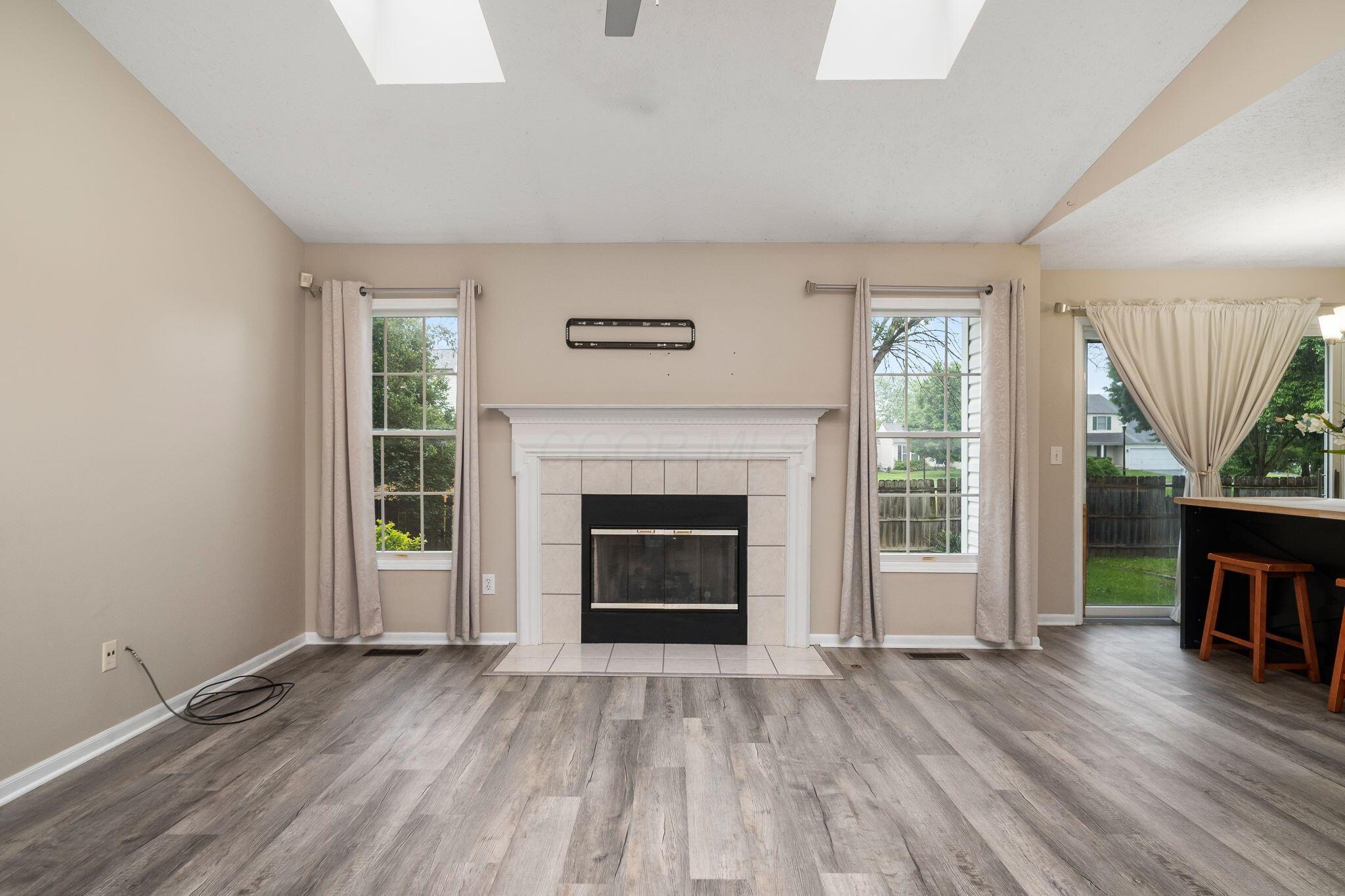 2985 Briar Ridge Road Columbus, OH 43232 - Photo 12 of 48 Living room/Gas Fireplace
