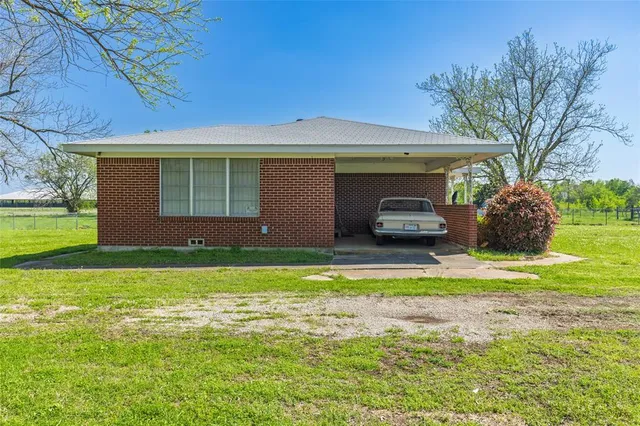 a view of a house with backyard porch and garden