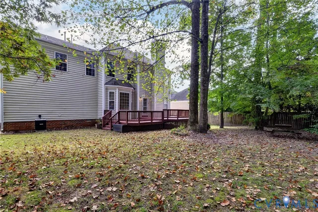 a view of a house with backyard