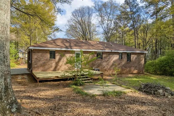 a view of a small house with backyard