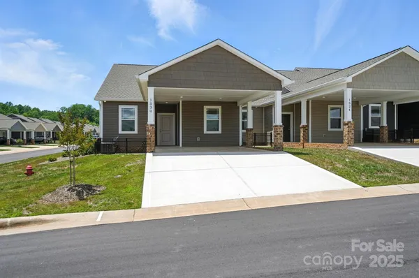 $325,000 | 1530 29th Street Southeast, Hickory, NC 28602