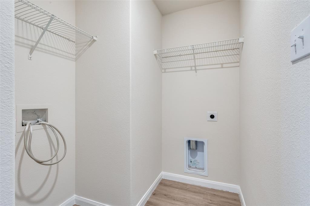 144 Barbwire Way Newark, TX 76071 - Photo 19 of 24 a bathroom with a sink