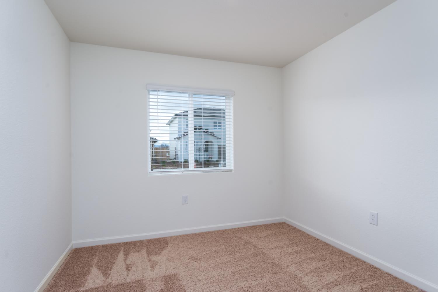 2272 Travis Court Newman, CA 95360 - Photo 10 of 13 an empty room with a window
