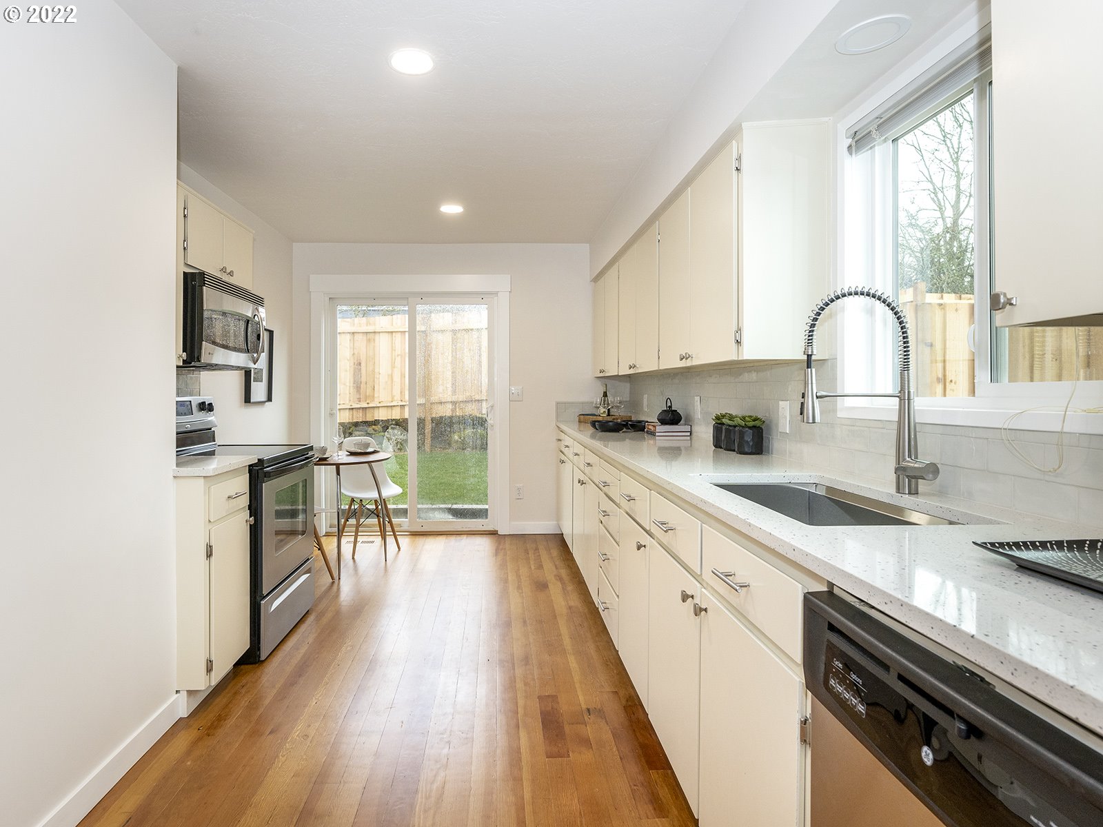 2524 Southwest Custer Street Portland, OR 97219 - Photo 8 of 31 Gallery Image 8