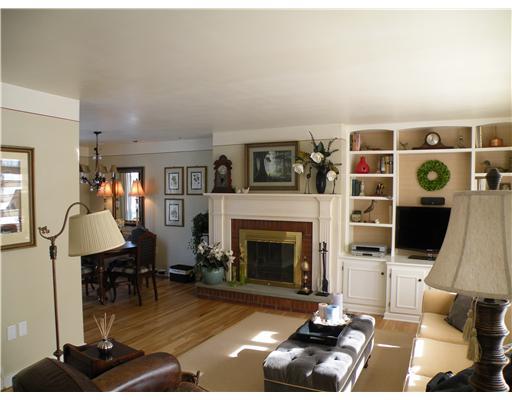 425 Perrymont Road Pittsburgh, PA 15237 - Photo 4 of 18 Living Room.