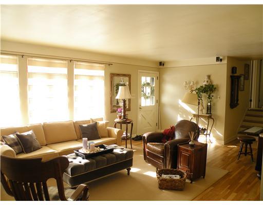 425 Perrymont Road Pittsburgh, PA 15237 - Photo 5 of 18 Living Room.