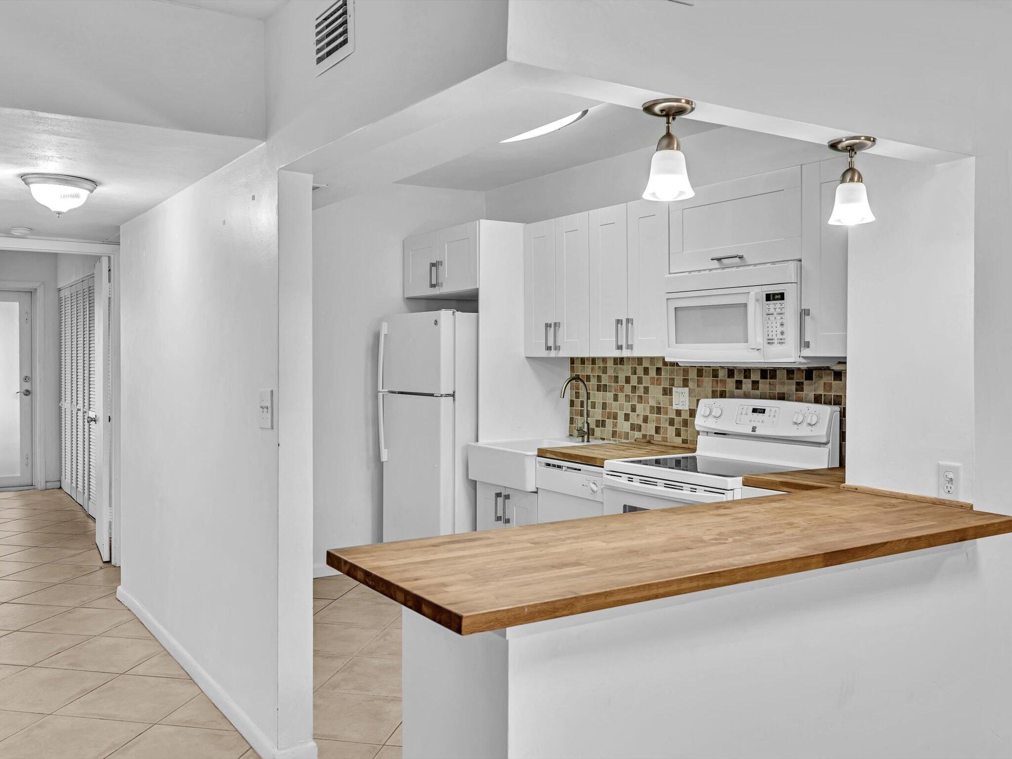320 South Surf Road, Unit 402 Hollywood, FL 33019 - Photo 9 of 30 Baker 402 kitchen
