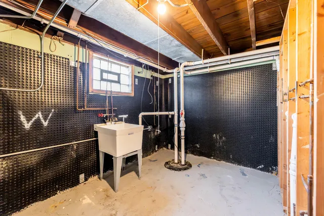 $180,000 | 18052 Wentworth Avenue, Lansing, IL 60438