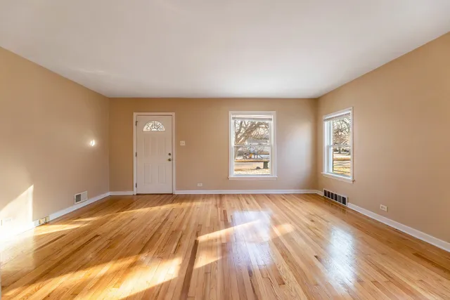 $180,000 | 18052 Wentworth Avenue, Lansing, IL 60438