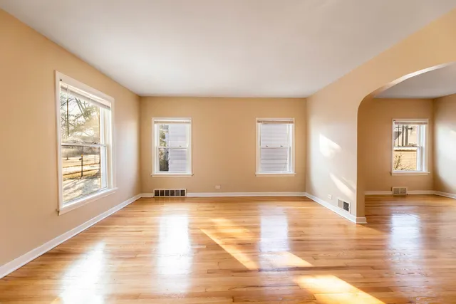 $180,000 | 18052 Wentworth Avenue, Lansing, IL 60438