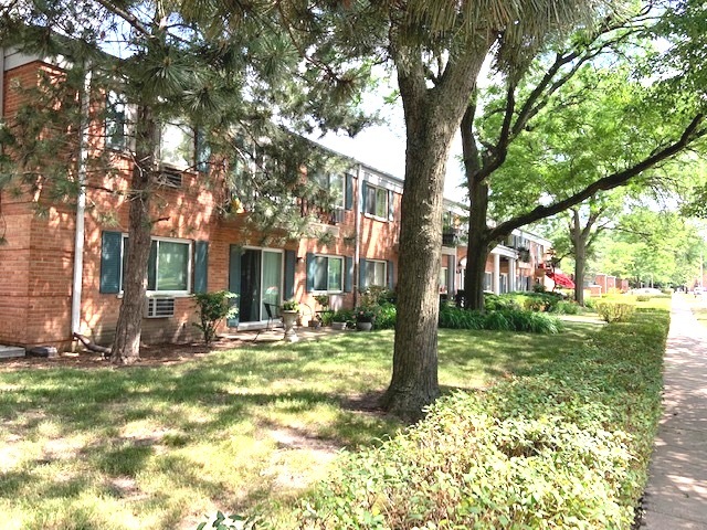 2303 South Goebbert Road, Unit 110 Arlington Heights, IL 60005 - Photo 2 of 19