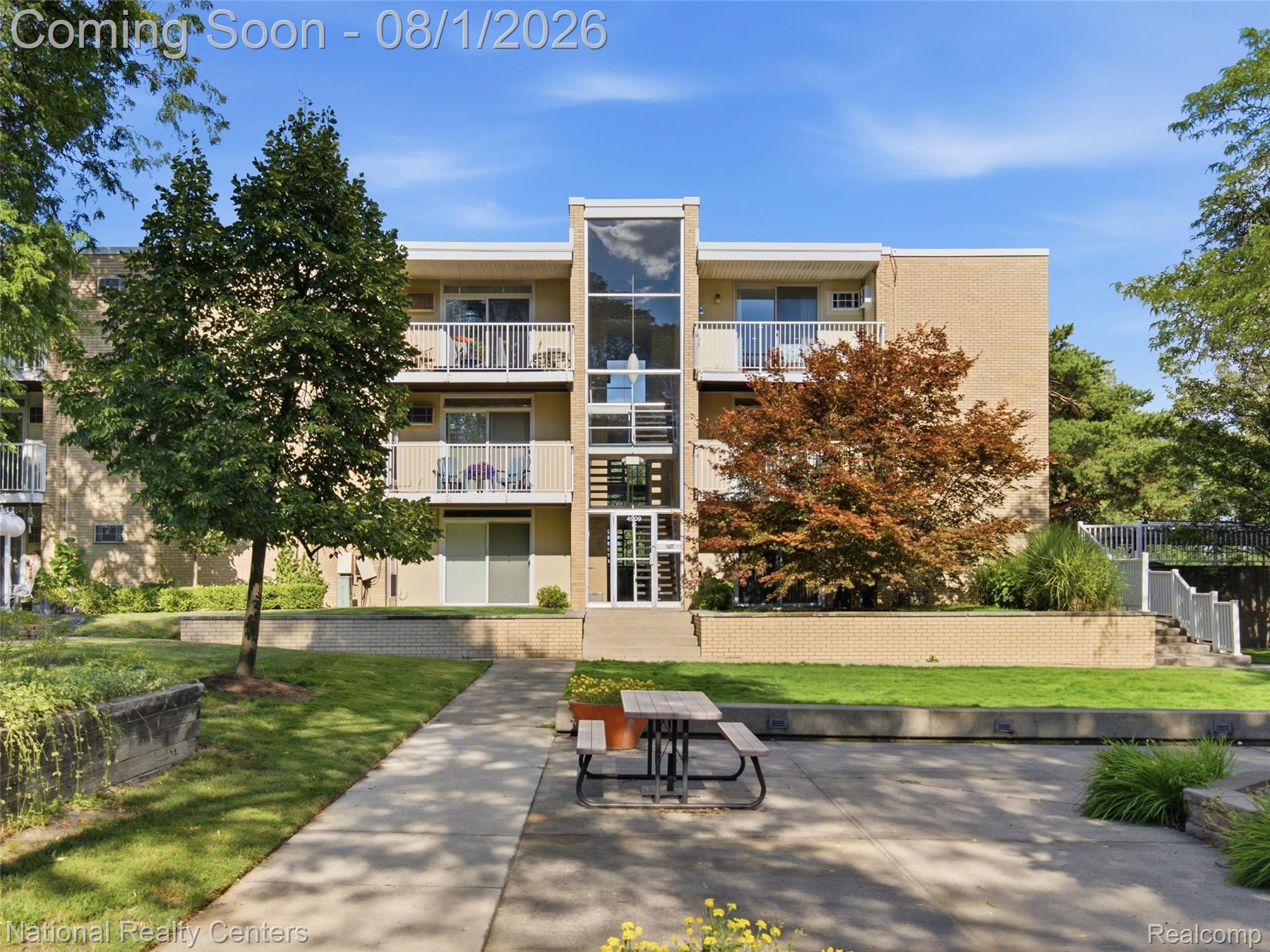 4909 Crooks Road, Unit C11 Royal Oak, MI 48073 - Photo 1 of 27 02-DSC09783.jpg