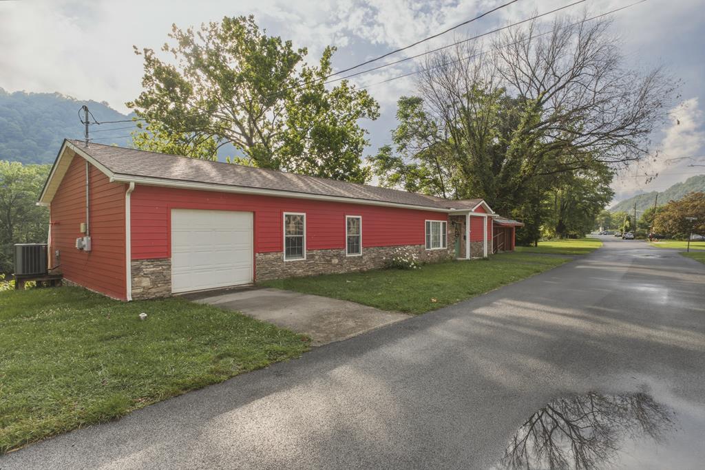 202 Riverside Drive Hinton, WV 25951 - Photo 1 of 40 Main View