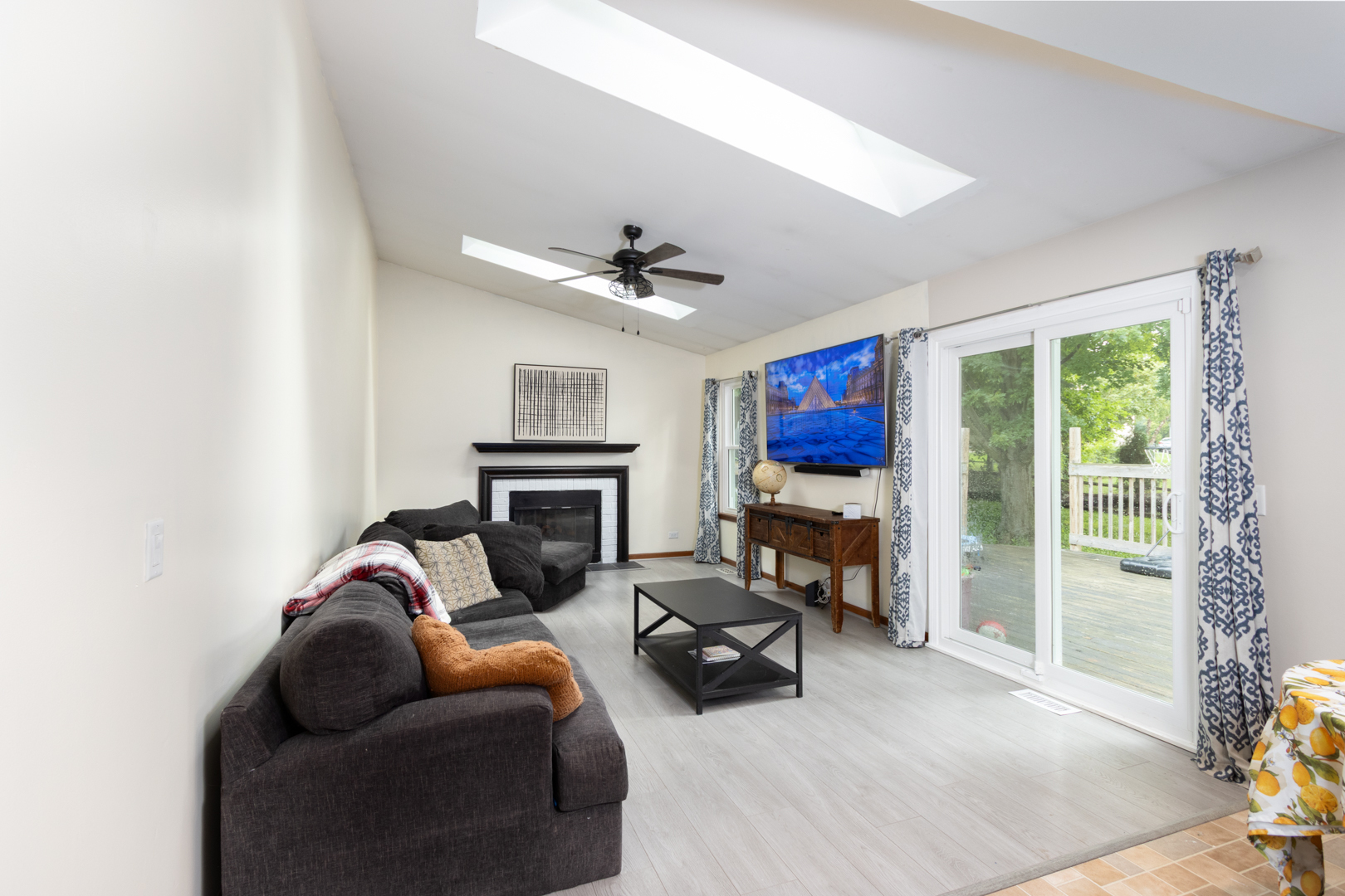 8 Raintree Court Cary, IL 60013 - Photo 2 of 28 Gallery Image 2