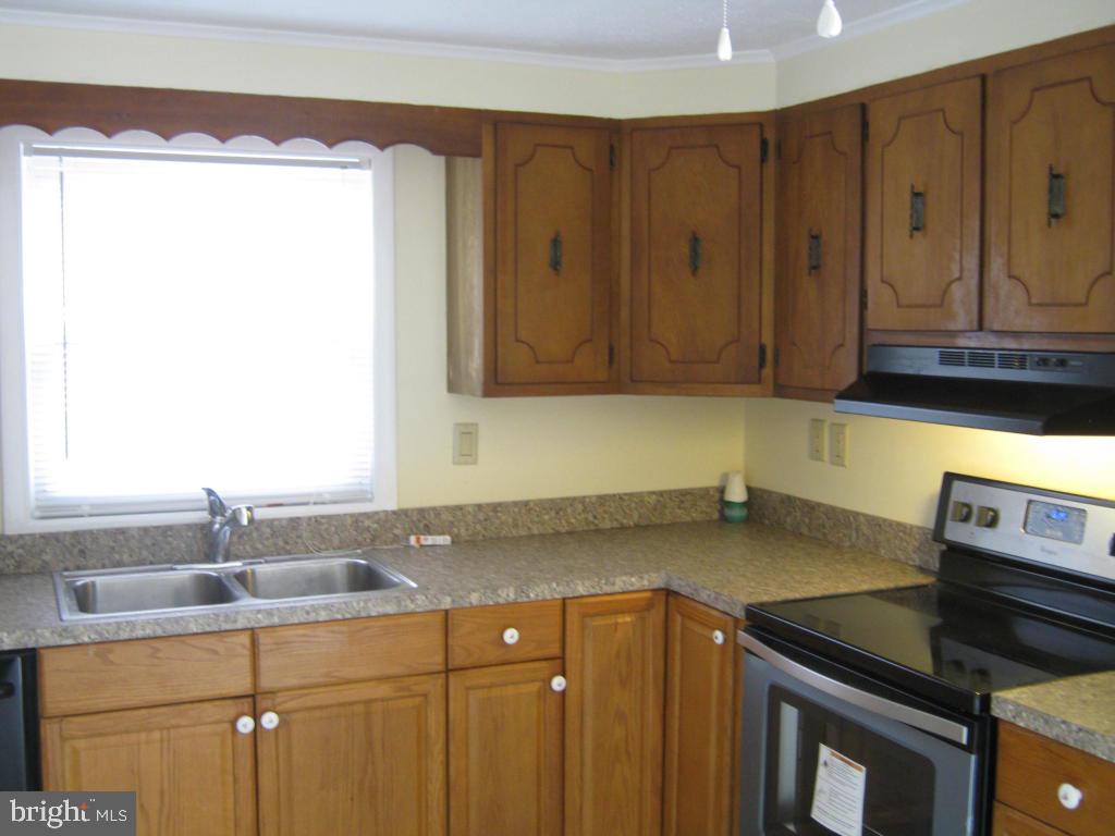 2042 Pennwick Road Lancaster, PA 17601 - Photo 3 of 32