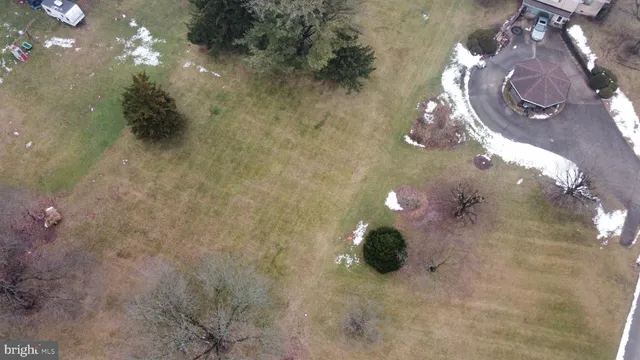 a view of backyard of the house