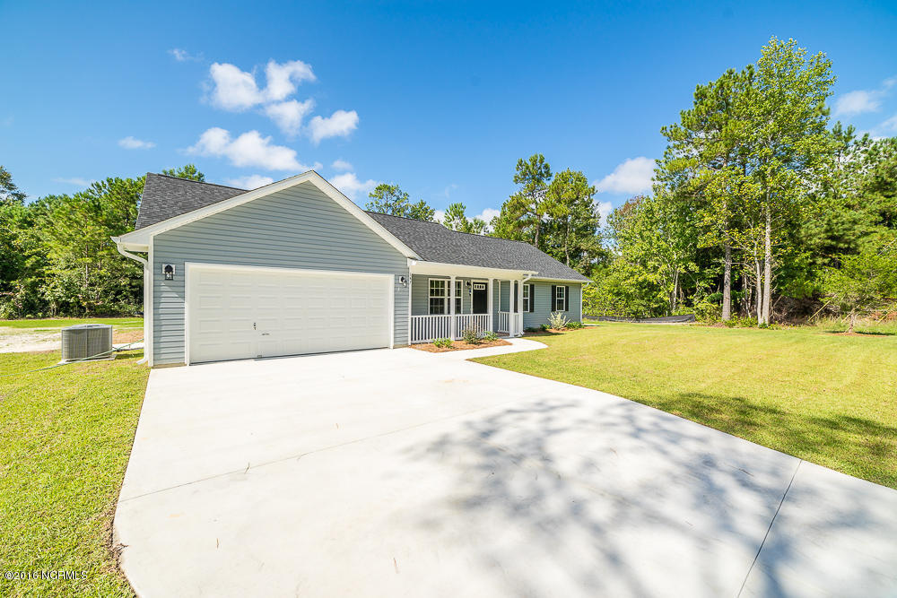 147 Queens Haven Road Hubert, NC 28539 - Photo 1 of 13 1 Front