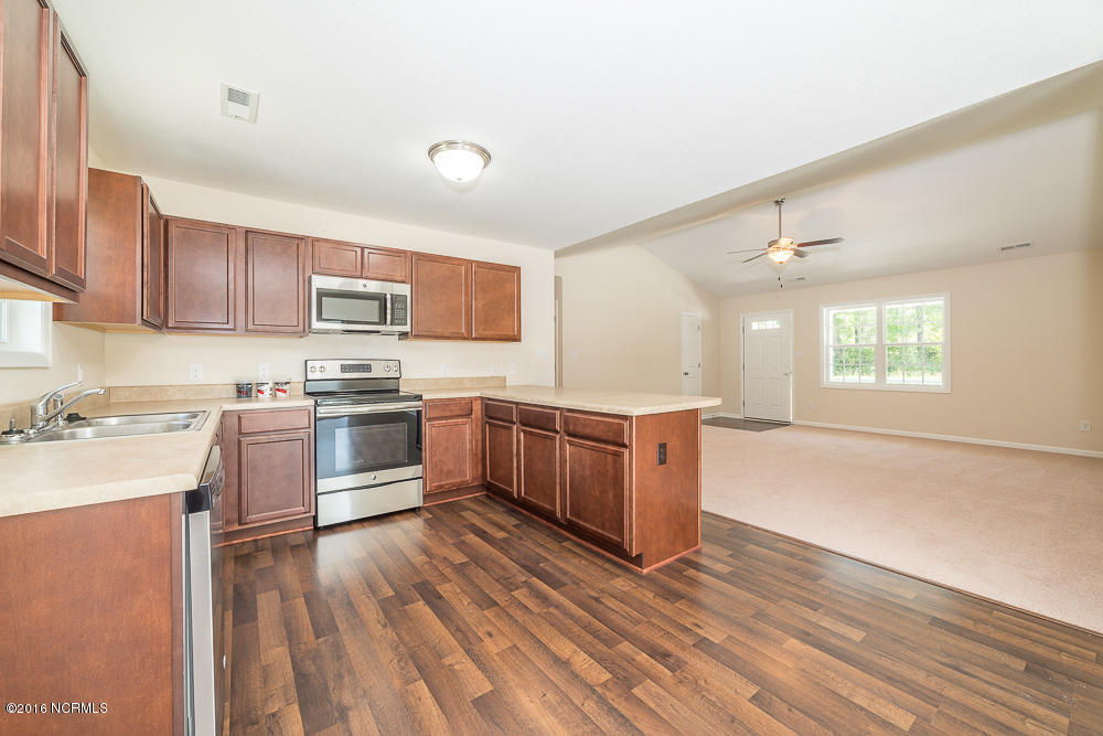 147 Queens Haven Road Hubert, NC 28539 - Photo 4 of 13 5 Kitchen
