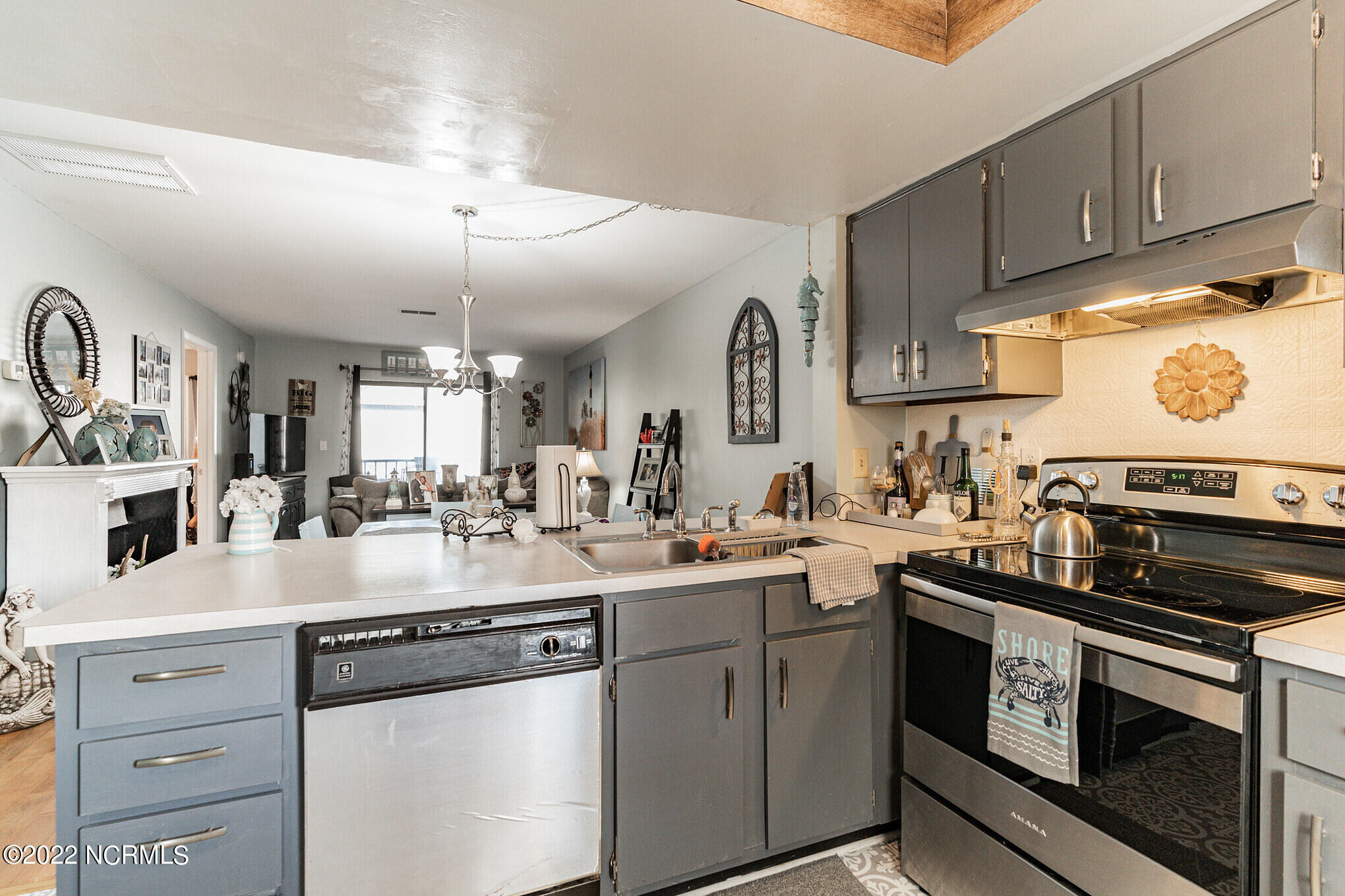 4319 Holly Tree Road Wilmington, NC 28403 - Photo 2 of 23 Kitchen