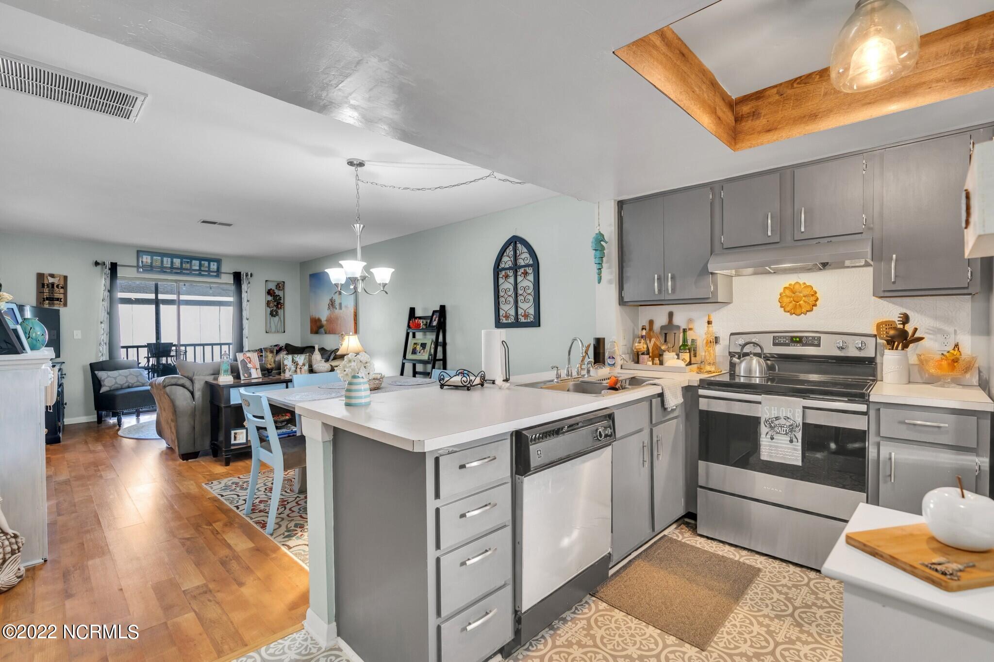 4319 Holly Tree Road Wilmington, NC 28403 - Photo 3 of 23 Kitchen