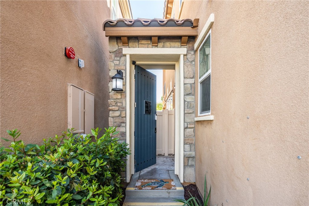32390 Magee Lane Temecula, CA 92592 - Photo 5 of 75 Private Gated Entrance to Courtyard