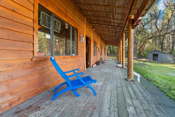 a view of a house with backyard and trees