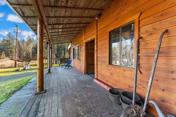 a view of a garden with flowers