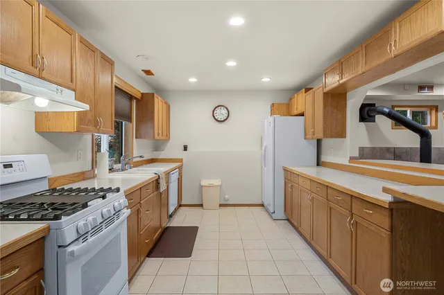 a view of empty room with windows