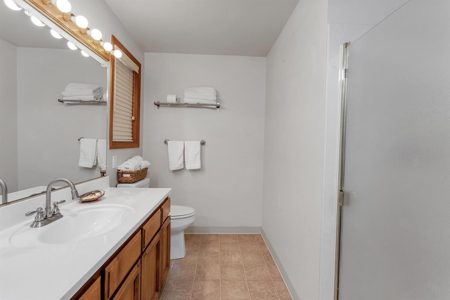820 Crestbrook Road Medford, OR 97504 - Photo 27 of 34 Large master bathroom