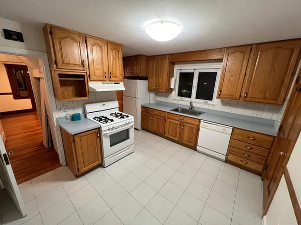 $3,400 | 125 Pleasant Street, Unit 2, Watertown, MA 02472