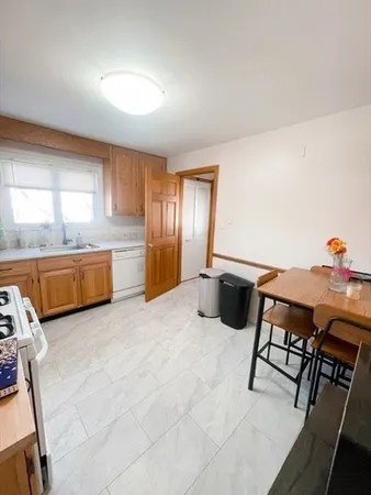 $3,400 | 125 Pleasant Street, Unit 2, Watertown, MA 02472