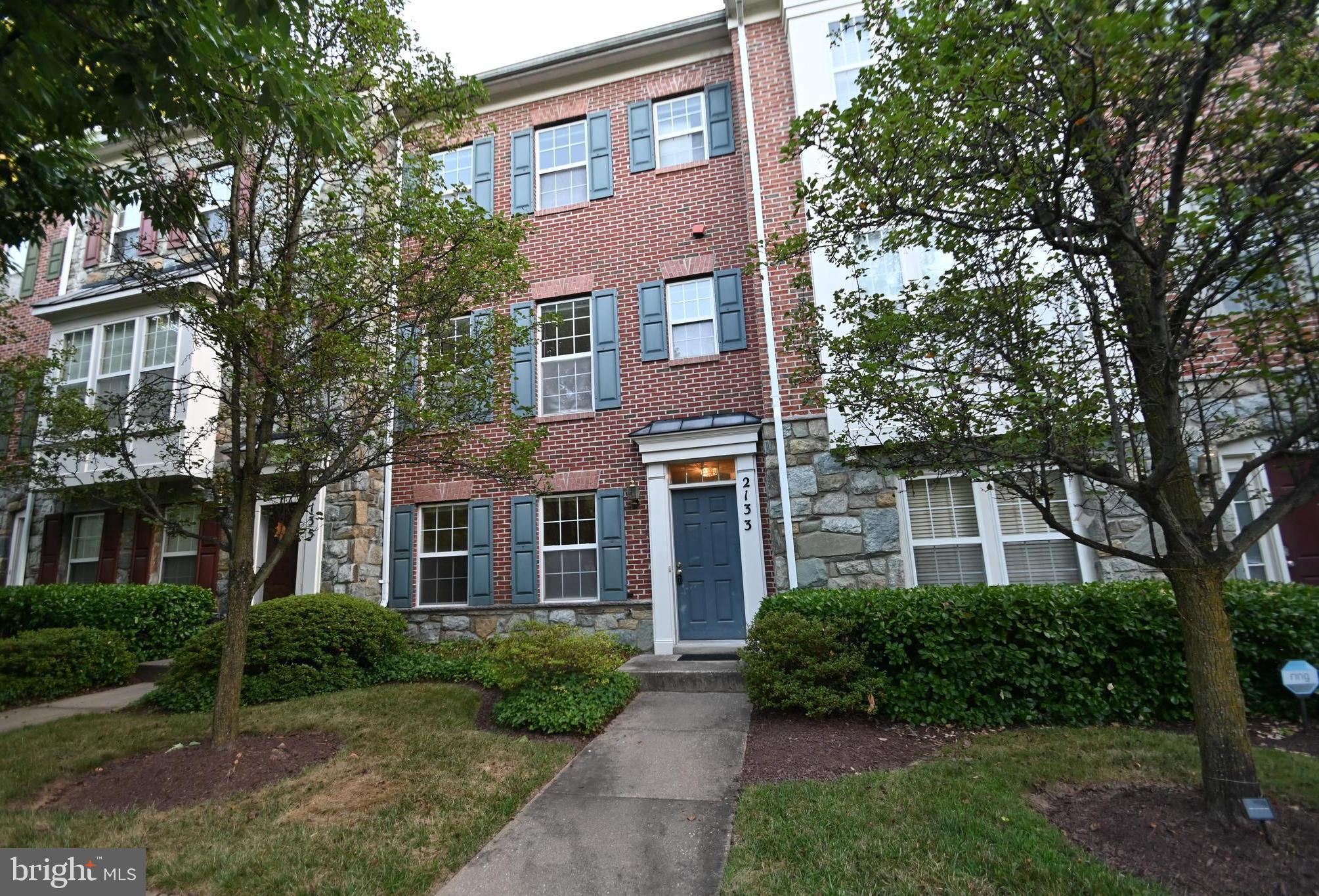 LUXURY TH IN FOREST GLEN 1/4 BLOCK  TO METRO